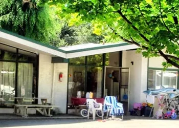 Kokanee Beach Resort Motel hotel thumbnail 2