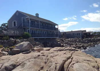 Bearskin Neck Motor Lodge hotel thumbnail 3