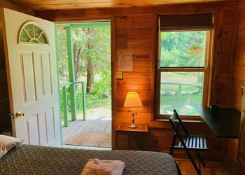 Pine Crest Motel And Cabins hotel thumbnail 6
