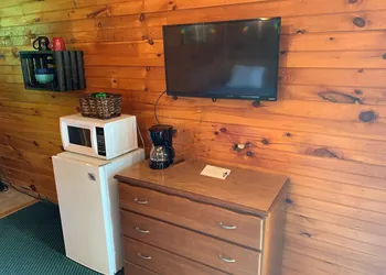 Pine Crest Motel And Cabins hotel thumbnail 7