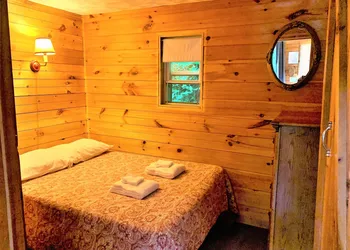 Pine Crest Motel And Cabins hotel thumbnail 8