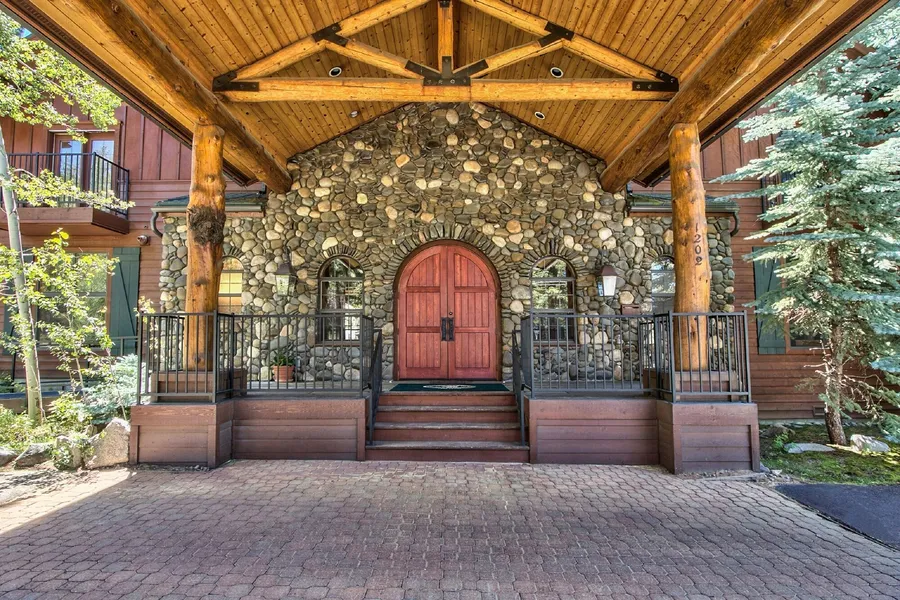 Black Bear Lodge hotel detail image 2