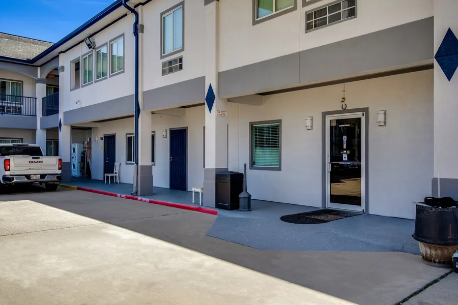 Executive Inn & Suites hotel detail image 6