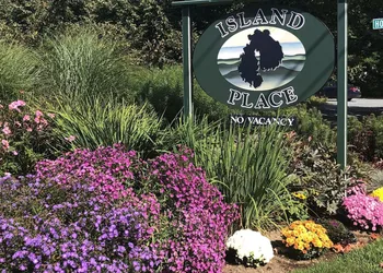 Island Place hotel thumbnail 3