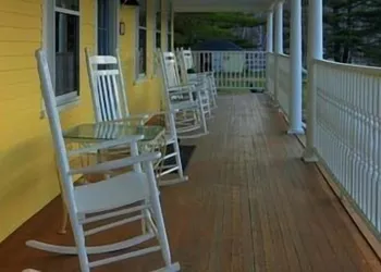 RiverWood Inn hotel thumbnail 2