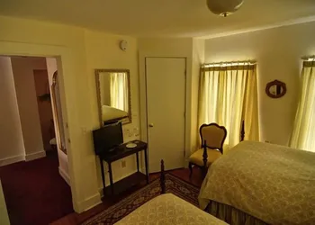 RiverWood Inn hotel thumbnail 5