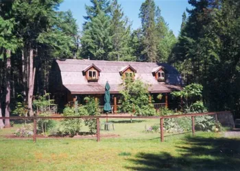 Cedar Song B & B and Cottage hotel thumbnail 2