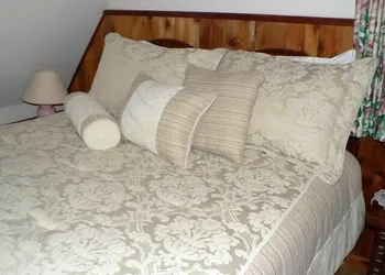 Cedar Song B & B and Cottage hotel thumbnail 6