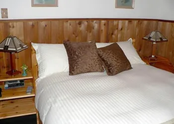 Cedar Song B & B and Cottage hotel thumbnail 7