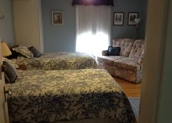 Maple Tourist Home Bed & Breakfast hotel thumbnail 2