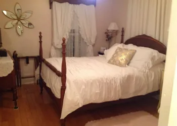 Maple Tourist Home Bed & Breakfast hotel thumbnail 3