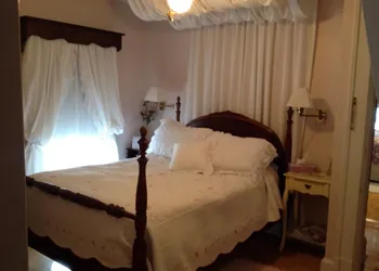 Maple Tourist Home Bed & Breakfast hotel thumbnail 4