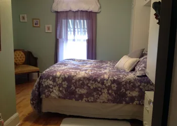 Maple Tourist Home Bed & Breakfast hotel thumbnail 5
