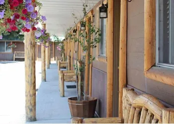 The Evergreen hotel thumbnail 3