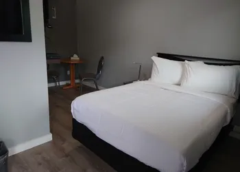 Traveler's Inn hotel thumbnail 3