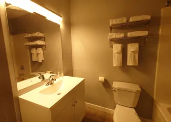 Traveler's Inn hotel thumbnail 6