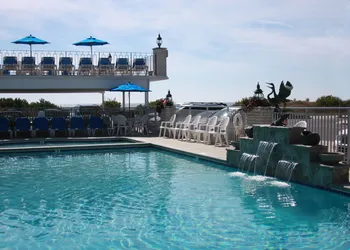 Fleur De Lis Beach Motel hotel thumbnail 3