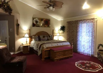 Giant Oaks Lodge hotel thumbnail 8