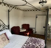 The Avenue Guesthouse and Gallery hotel detail image 5