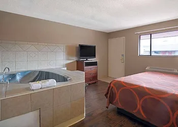 Super 8 by Wyndham Youngstown/Girard hotel thumbnail 2