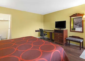 Super 8 by Wyndham Youngstown/Girard hotel thumbnail 4