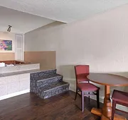 Super 8 by Wyndham Youngstown/Girard hotel detail image 7