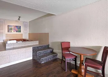 Super 8 by Wyndham Youngstown/Girard hotel thumbnail 7