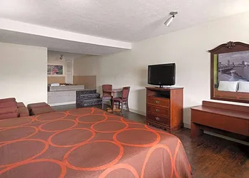 Super 8 by Wyndham Youngstown/Girard hotel thumbnail 8