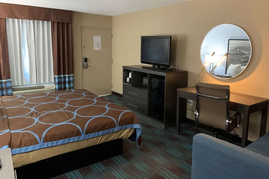 Super 8 by Wyndham Newport News hotel detail image 6