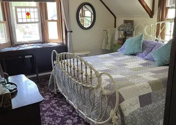 Downtown BnB King Bed Clawfoot Tub & Hot Tub hotel thumbnail 8