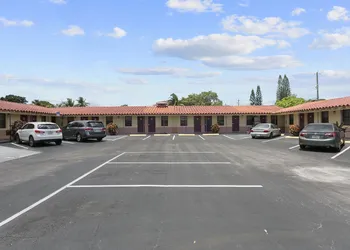 Deluxe Inn hotel thumbnail 2