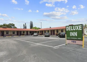 Deluxe Inn hotel thumbnail 3