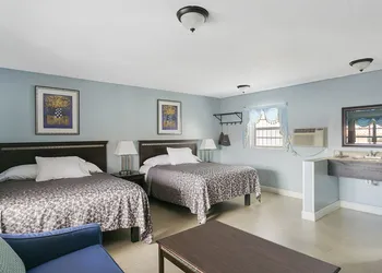 Deluxe Inn hotel thumbnail 4