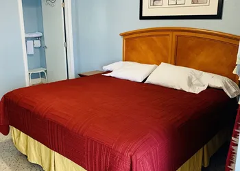 Deluxe Inn hotel thumbnail 7