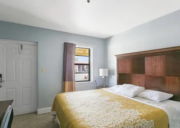 Deluxe Inn hotel thumbnail 8