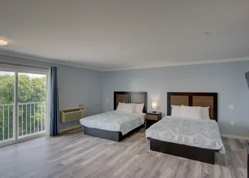 Dhimas Bayview Suites hotel thumbnail 5