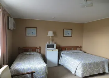 Adams Golden Acres Motel hotel thumbnail 8