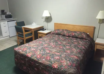4 Pines Motel hotel thumbnail 3