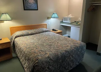 4 Pines Motel hotel thumbnail 4