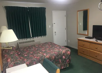 4 Pines Motel hotel thumbnail 8