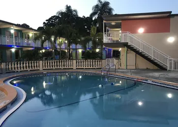 Tropical Inn & Suites hotel thumbnail 2