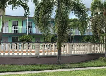 Tropical Inn & Suites hotel thumbnail 4