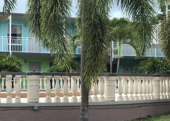 Tropical Inn & Suites hotel thumbnail 7