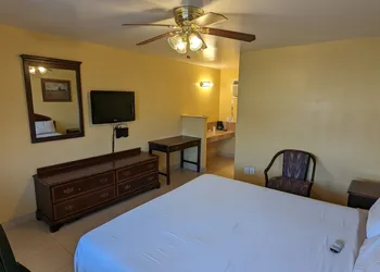 Canadian Inn hotel thumbnail 7