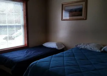 D's Base Camp hotel thumbnail 3