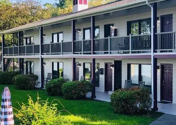 Plum Point Lodge hotel thumbnail 2