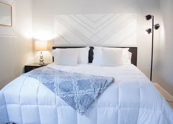 Modern Upscale Private Room hotel thumbnail 6