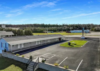 Bayview Lakefront Motel hotel thumbnail 2