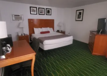Bayview Lakefront Motel hotel thumbnail 3