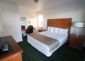 Bayview Lakefront Motel hotel thumbnail 4
